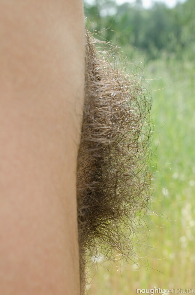 Любительская Katie Zucchini обнажает волосатое тело на природе в откровенной фотосессии — фото 11