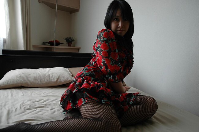 Азиатская MILF Yuka Imai в колготках и трусиках в откровенной фотосессии крупным планом
