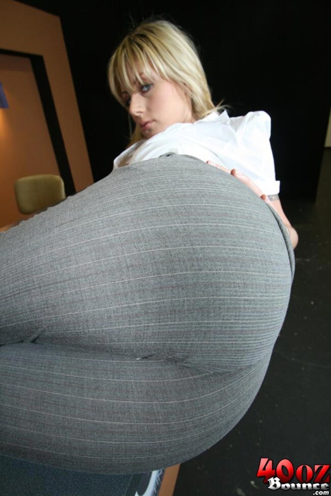 Потрясающая зрелая блондинка Velicity Von демонстрирует большие искусственные сиськи в соло съемке — фото 9