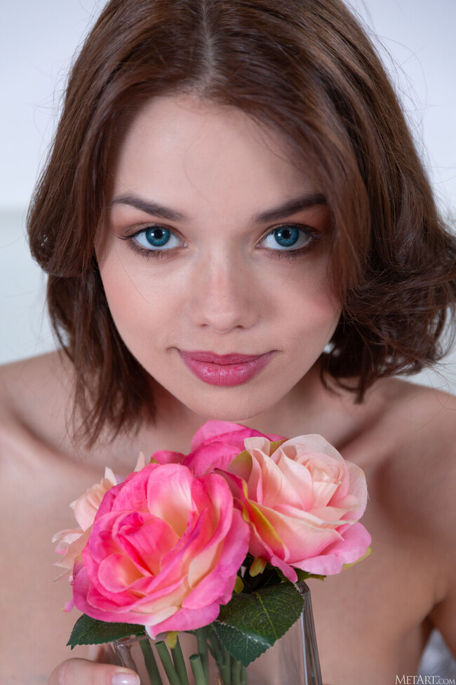 Волосатая Keira Blue с раздвинутыми ногами и сексуальным телом на фото — фото 17