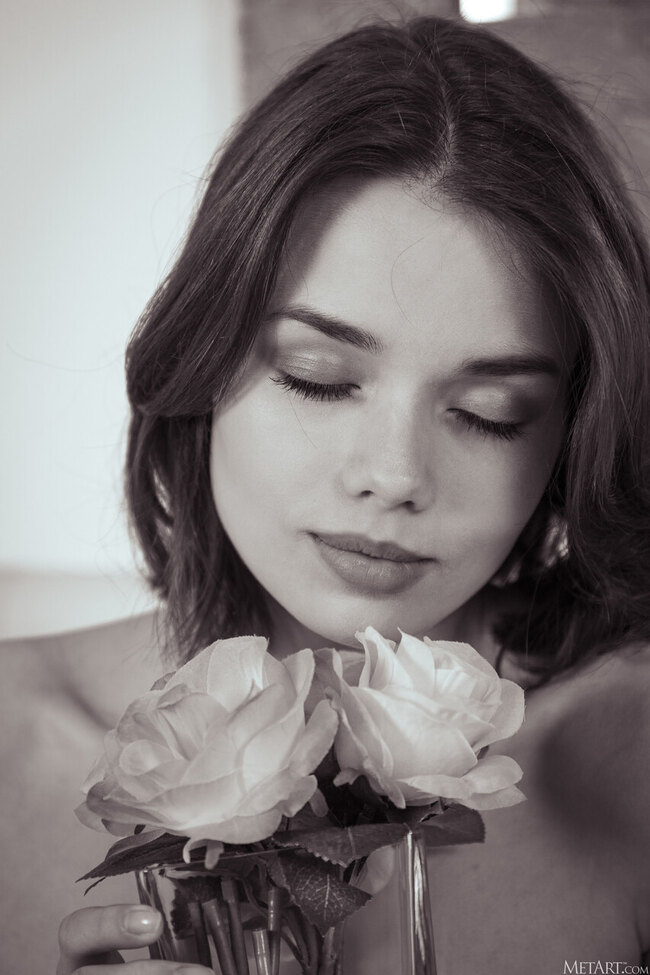 Волосатая Keira Blue с раздвинутыми ногами и сексуальным телом на фото — фото 20