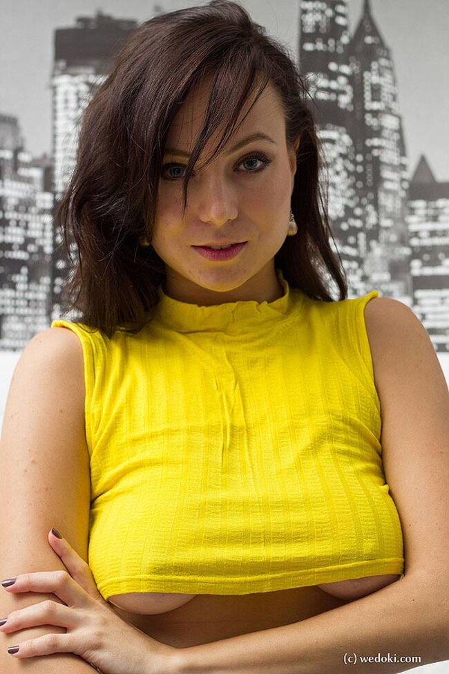 Любительница Basia Serce в тугих джинсах демонстрирует большие натуральные обвисшие сиськи — фото 7