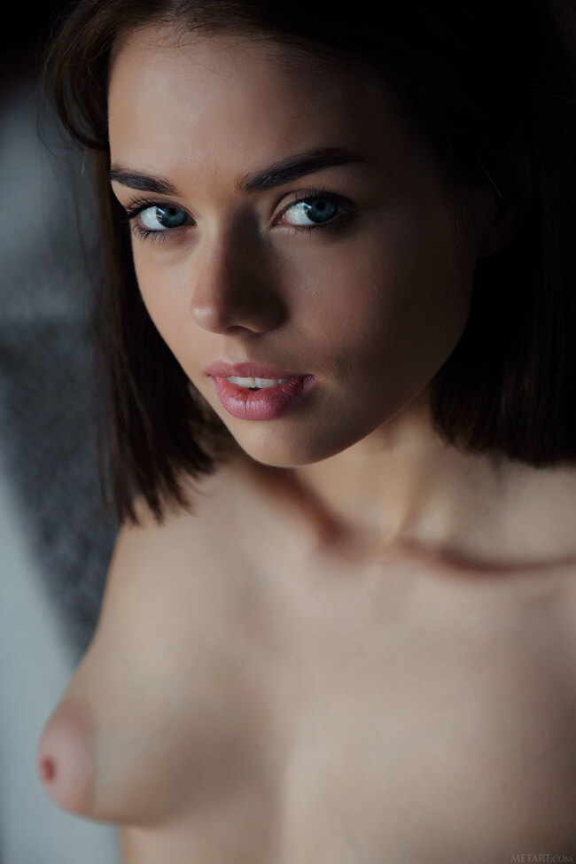Миниатюрная брюнетка Keira Blue с голыми сосками и пикантными позами в откровенной фотосессии — фото 8