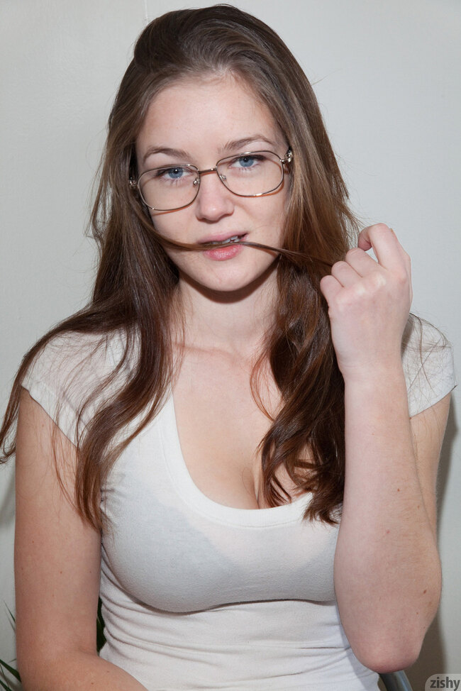 Горячая фотосессия Chelsea Dawson в сексуальных образах с очками и высокими каблуками — фото 3